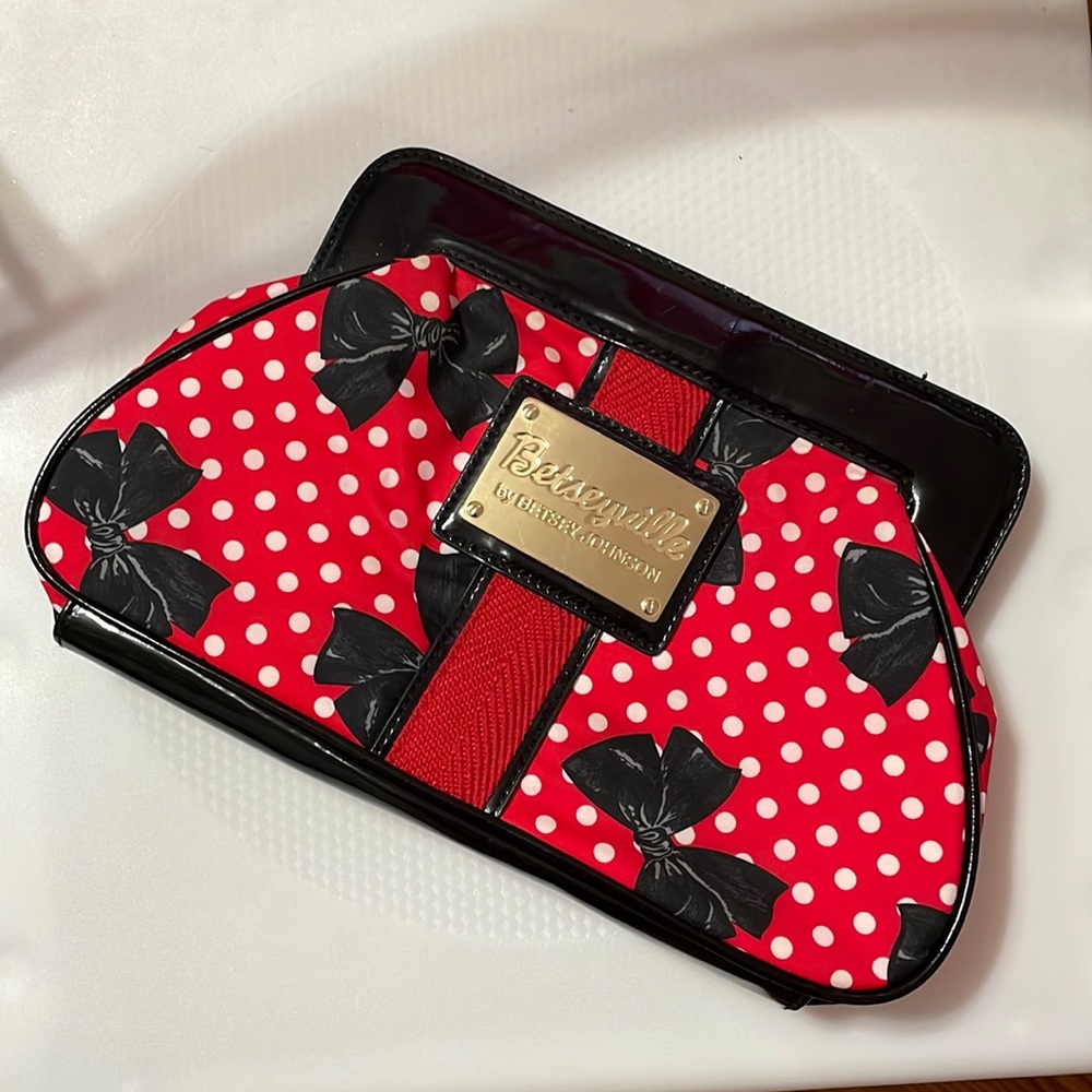 BETSEYVILLE CLUTCH
